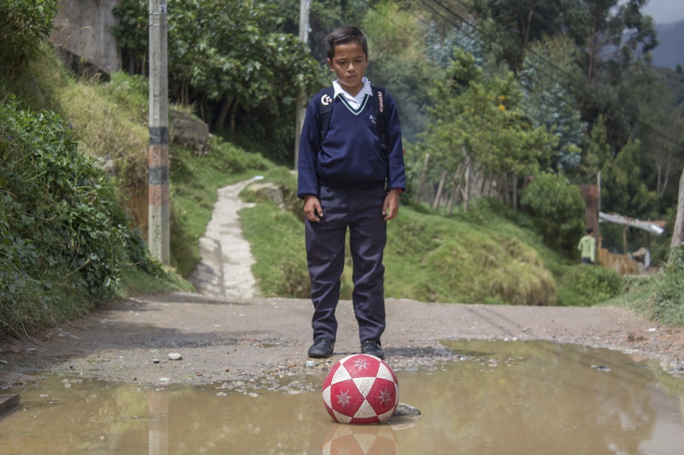 3 Feet : A joy-inducing film capturing an adventurous day with Gonzalo, a ten-year-old boy attempting to keep his shoes clean despite his love for football challenging his&nbsp;intentions